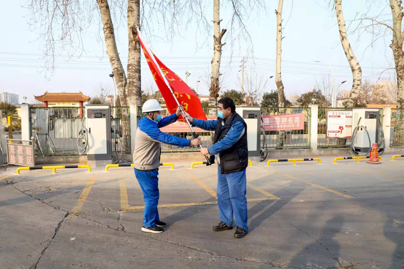 黨員干部作先鋒 戰(zhàn)“疫”一線黨旗紅——安彩高科舉行疫情防控黨員突擊隊授旗儀式